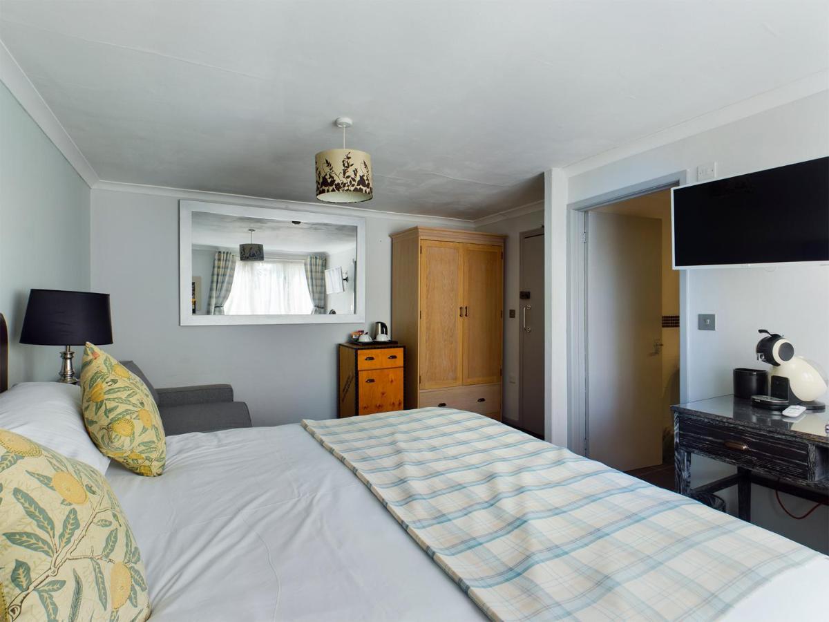 Отель The Oak House Axbridge Экстерьер фото A bedroom at the hotel